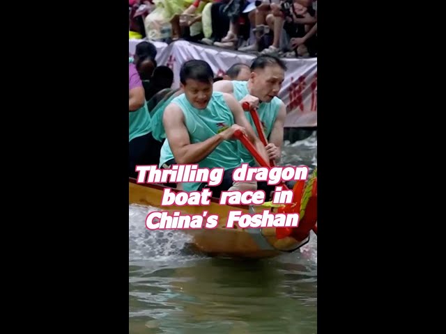 ⁣Thrilling dragon boat race in China's Foshan