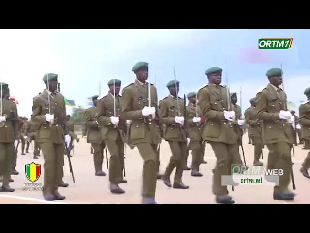 ⁣FAMa | Gal/Div Oumar DIARRA a pris part à la cérémonie de sortie des élèves officiers ougandais