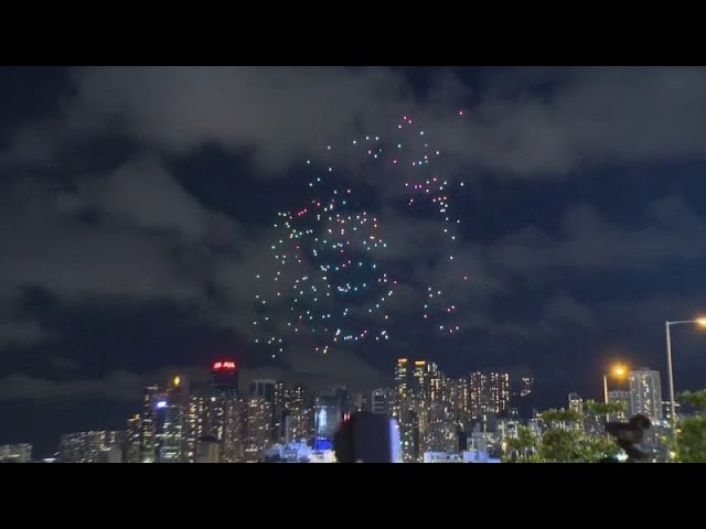 ⁣NO COMMENT: Un espectacular show de drones llena de color el cielo de Hong Kong