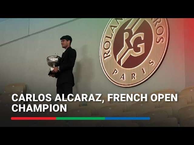 ⁣French Open champ Alcaraz poses with trophy