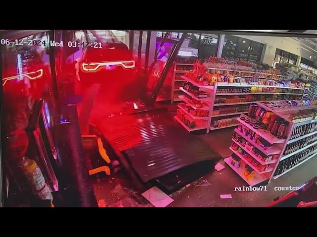 ⁣Smash and grab crew targets South Side liquor store