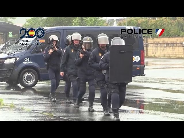 ⁣Les policiers français et espagnols en exercice d'attaque terroriste avant les JO