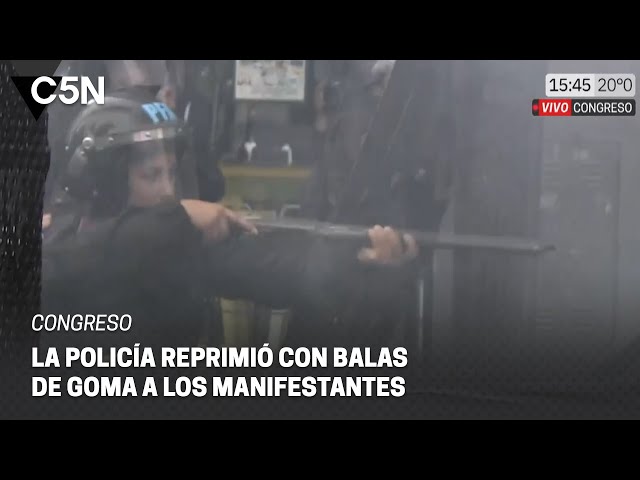 ⁣LEY BASES: la POLICÍA reprimió con BALAS de GOMA a los MANIFESTANTES