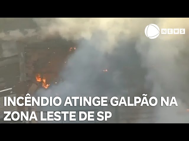 ⁣Incêndio atinge galpão na zona leste de São Paulo