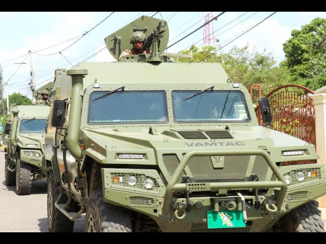 ⁣Ejército dominicano patrulla la frontera con vehículos blindados