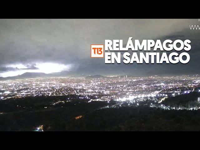 ⁣Rayos sobre Santiago: Así se vieron desde las alturas los relámpagos nocturnos
