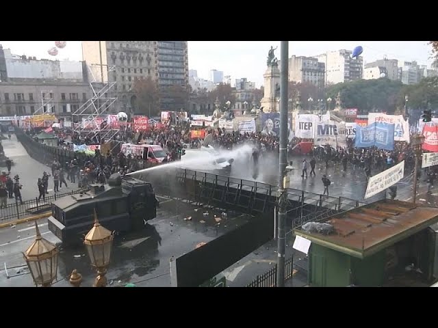 ⁣Manifestations à Buenos Aires contre les lois Milei