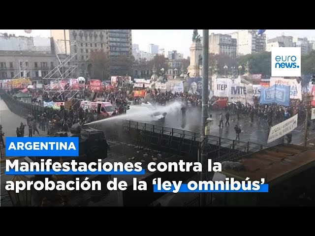 ⁣Protestas por la aprobación de la 'ley omnibús' de Milei en Argentina