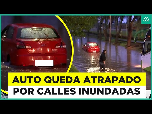 ⁣Auto queda atrapado por las intensas lluvias en Santiago