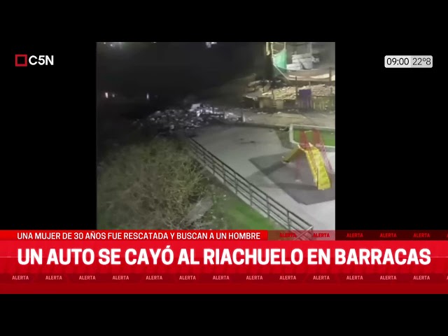⁣UN AUTO CAYÓ aL RIACHUELO en BARRACAS: UNA MUJER fue RESCATADA Y BUSCAN al HOMBRE