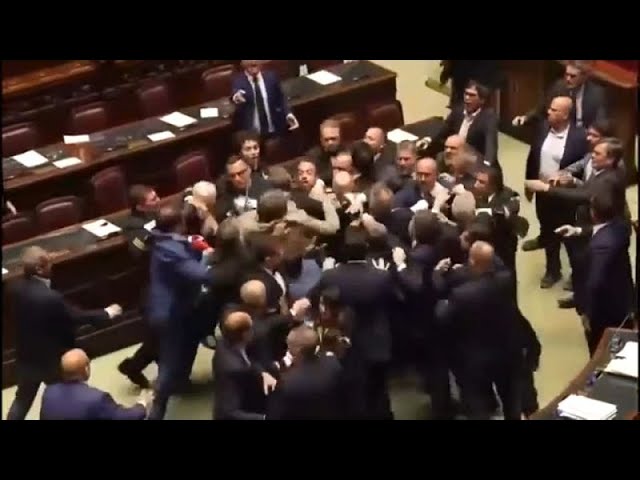 ⁣Insultos y bofetadas en el Parlamento de Italia durante la votación de una polémica ley