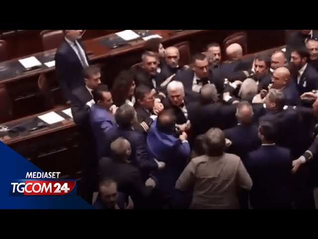 ⁣Autonomia, rissa alla Camera: colpito il deputato Donno (M5s)