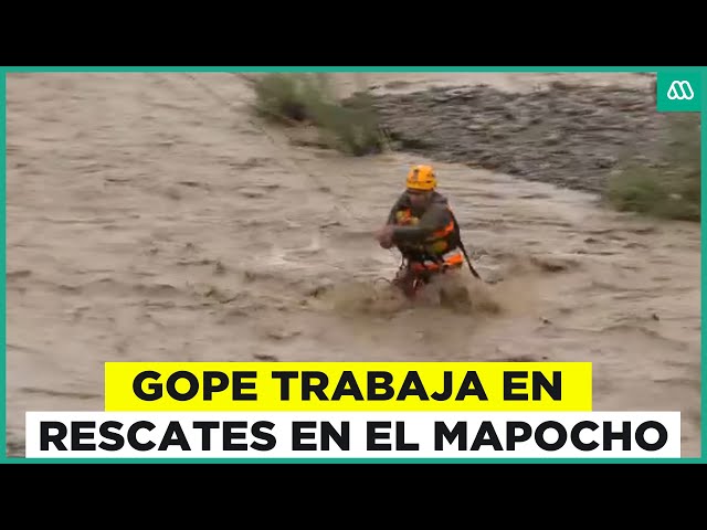 ⁣Emergencia en Río Mapocho: GOPE trabaja en complejos rescates en su ribera