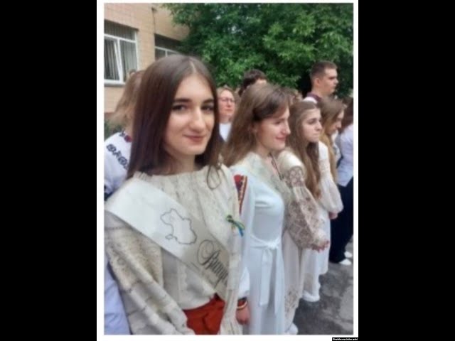 ⁣Falso: Los graduados de Lviv reciben cintas con el mapa de Ucrania sin Crimea