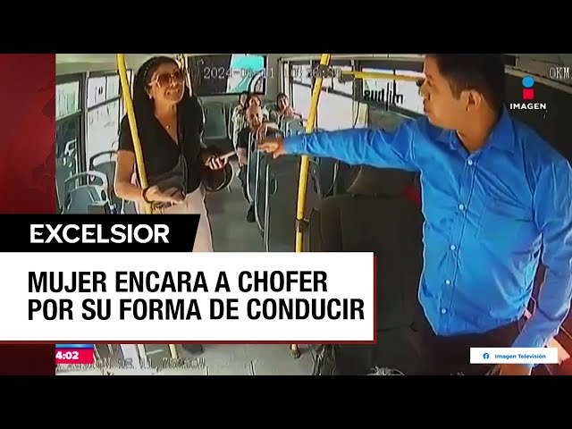 ⁣Mujer en Puebla reclama con gritos y patadas a chofer de camión por ir a exceso de velocidad