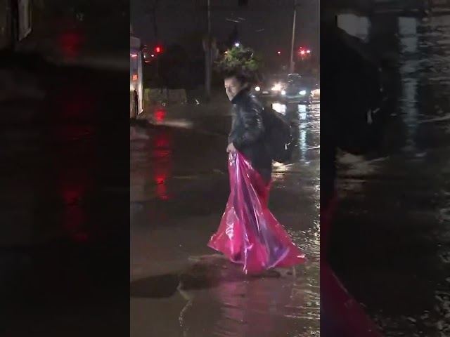 ⁣La chispeza del chileno: Hombre cruza inundación con bolsas en sus pies