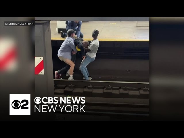 ⁣Video shows good Samaritans rescue man from subway tracks in NYC