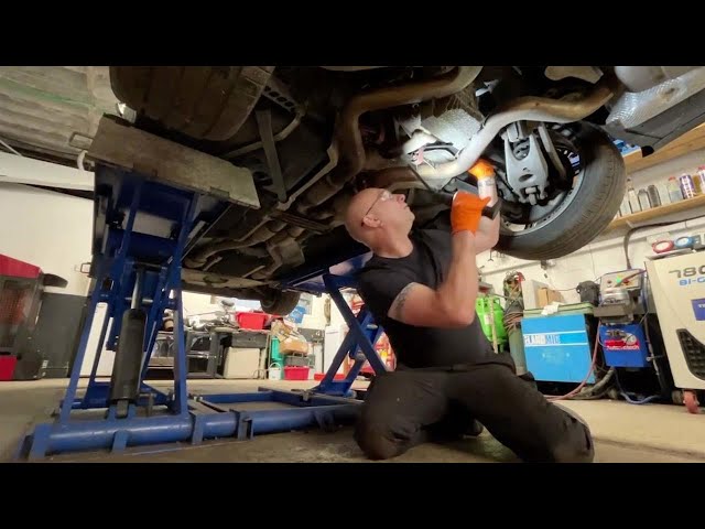 ⁣U.K. mechanic fixes anything to help his neighbors