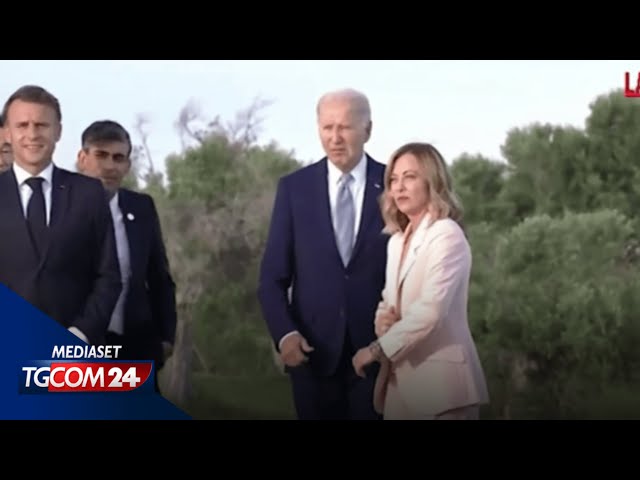 ⁣G7, Biden si allontana dagli altri leader durante l'esibizione dei paracadutisti: Meloni lo rec