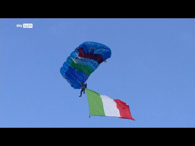 ⁣G7 Puglia, l'esibizione dei paracadutisti davanti ai leader