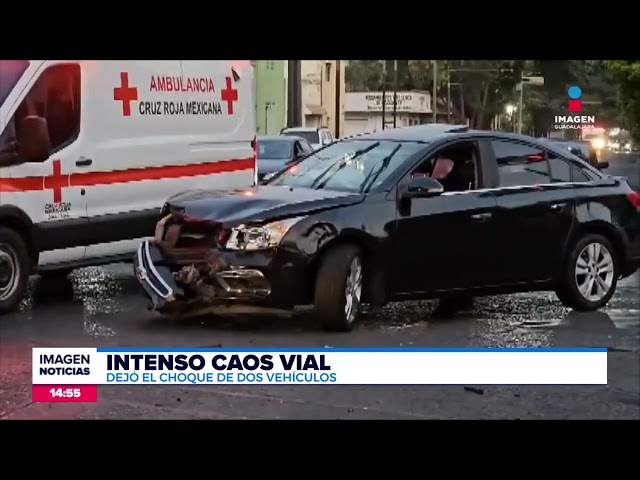 ⁣Caos vial deja como saldo el choque de dos vehículos en la zona de Oblatos, Guadalajara