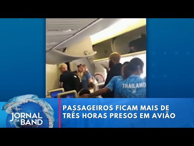 ⁣Passageiros ficam mais de três horas presos em avião | Jornal da Band