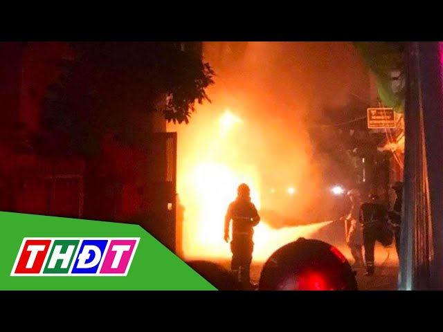 ⁣Cột điện cháy dữ dội lúc rạng sáng ở Hà Nội | THDT