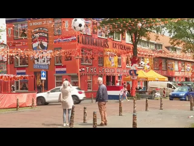 ⁣Niederlande: Eine Straße in Den Haag für die Fußball-EM orange gestrichen