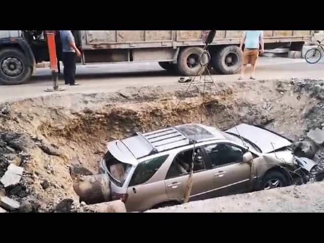 ⁣Автомобиль с людьми упал в траншею в Таразе
