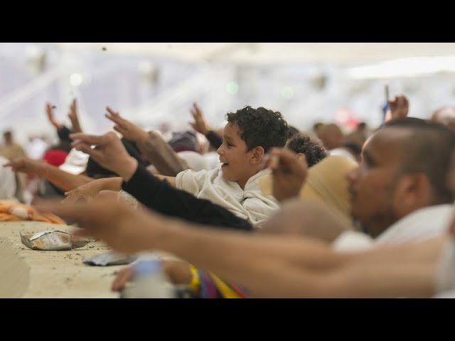 ⁣Los peregrinos musulmanes inician los ritos finales del hach con la 'lapidación del diablo'
