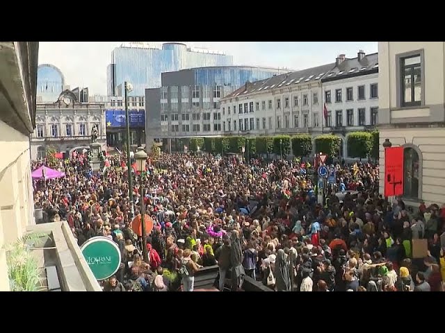 ⁣Varios miles de personas marchan en Bruselas en protesta contra la extrema derecha