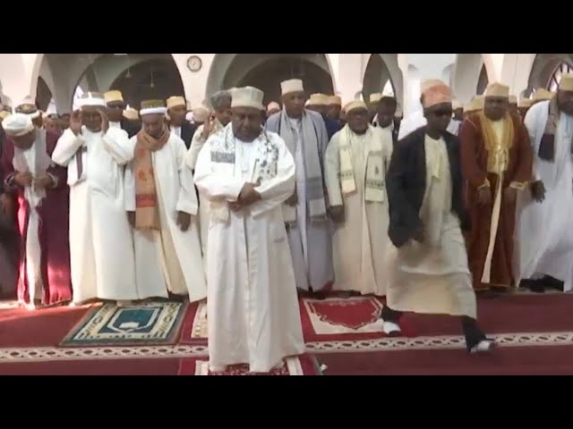 ⁣Azali a dirigé la prière de l'Aid el Kabir à la Grande mosquée de Moroni