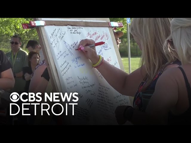 ⁣Community members write messages to victims of suburban Detroit splash pad shooting