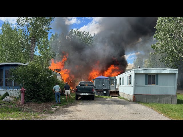 ⁣Small plane crashes into mobile home park in Colorado mountain town