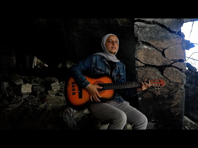 ⁣GLOBALink | Palestinian student strums songs of hope to soothe broken people in Gaza