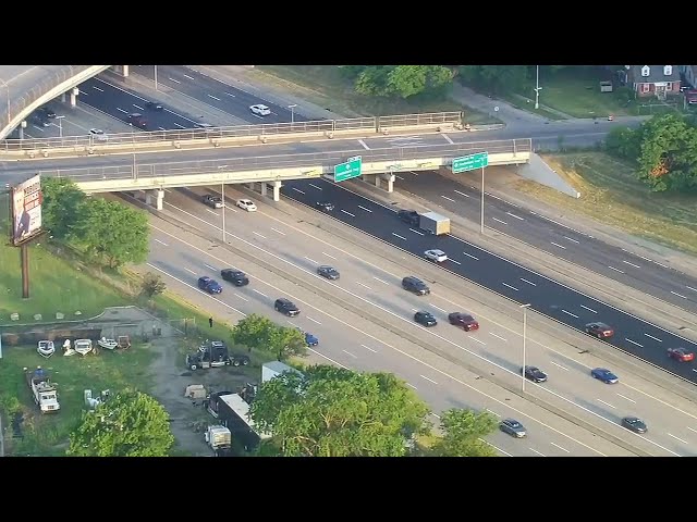 ⁣VIDEO: Portion of I-96 near Schafer closed after body found on freeway shoulder
