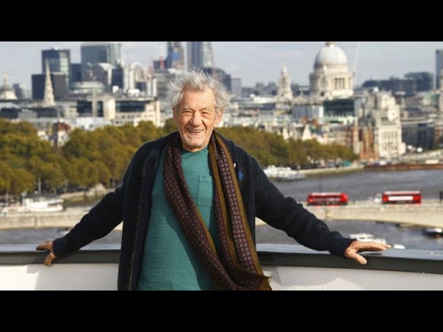 ⁣"Er schrie vor Schmerz auf": 85-Jähriger Ian McKellen von der Bühne gestürzt