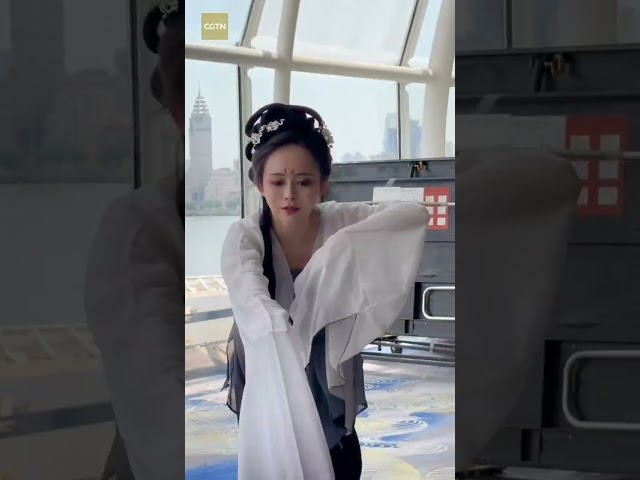 ⁣Классический китайский танец в восхитительном исполнении Тянь Ву