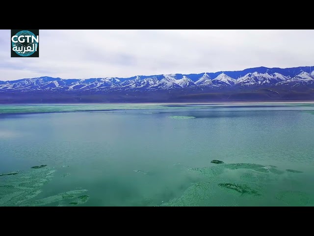⁣محافظة تكس بمنطقة شينجيانغ: المناظر الخلابة في بحيرة كاراتو بعد ذوبان الجليد