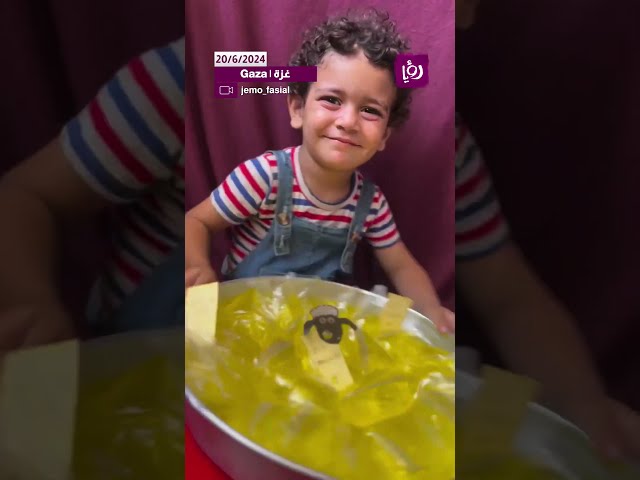 ⁣بكل حب طفل يقوم بصنع العصير في القطاع