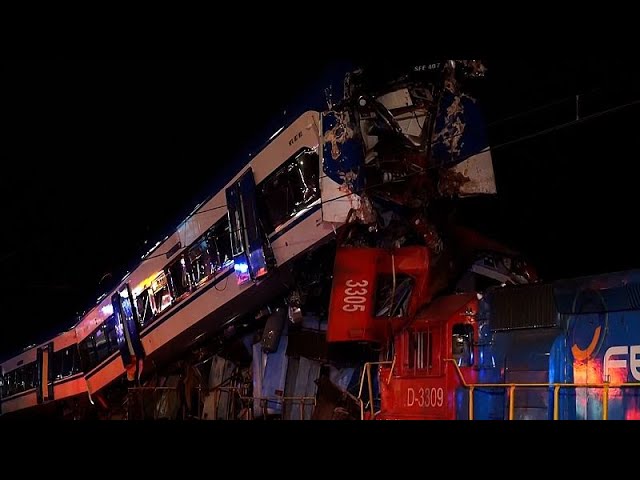 ⁣NO COMMENT: Al menos dos muertos y nueve heridos en un choque frontal de trenes en Chile