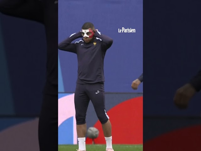 Le masque tricolore de Kylian Mbappé à l'entraînement avant Pays-Bas/France