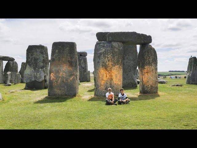 Klimaaktivisten besprühen Stonehenge mit oranger Farbe