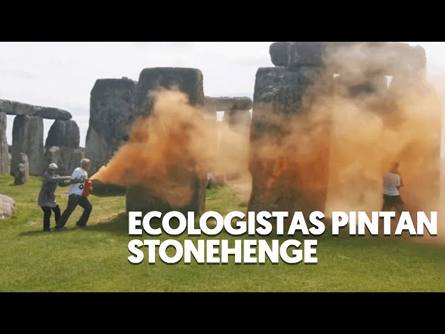 ⁣Activistas protestan pintando el monumento de Stonehenge