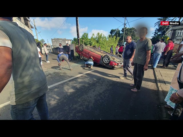 ⁣Accident de la route à Petit-Verger : une voiture se retrouve les quatre roues en l’air