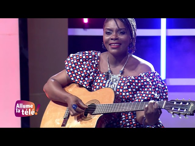 Belle prestation live de Juli’n, artiste chanteuse guitariste