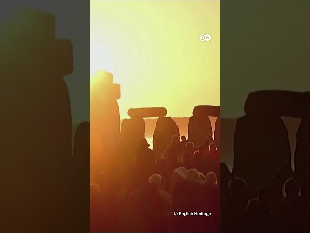 Sonnenaufgang zur Sommersonnenwende in Stonehenge mit tausenden Besuchern | DW Nachrichten