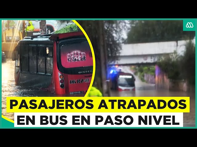 ⁣Video muestra a microbús atrapado con pasajeros en paso bajo nivel inundado en Quilpué