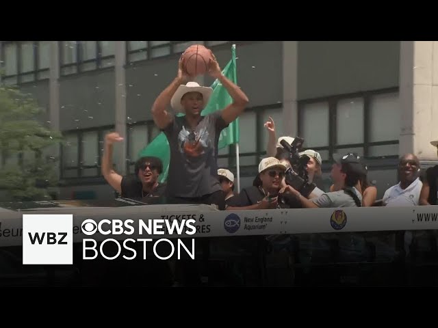 ⁣Steve Burton plays catch during Celtics parade, continuing duck boat tradition