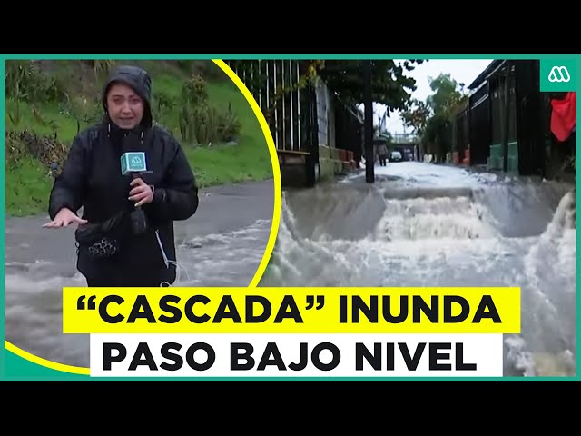 Agua forma “cascada” e inunda paso bajo nivel de Lo Espejo